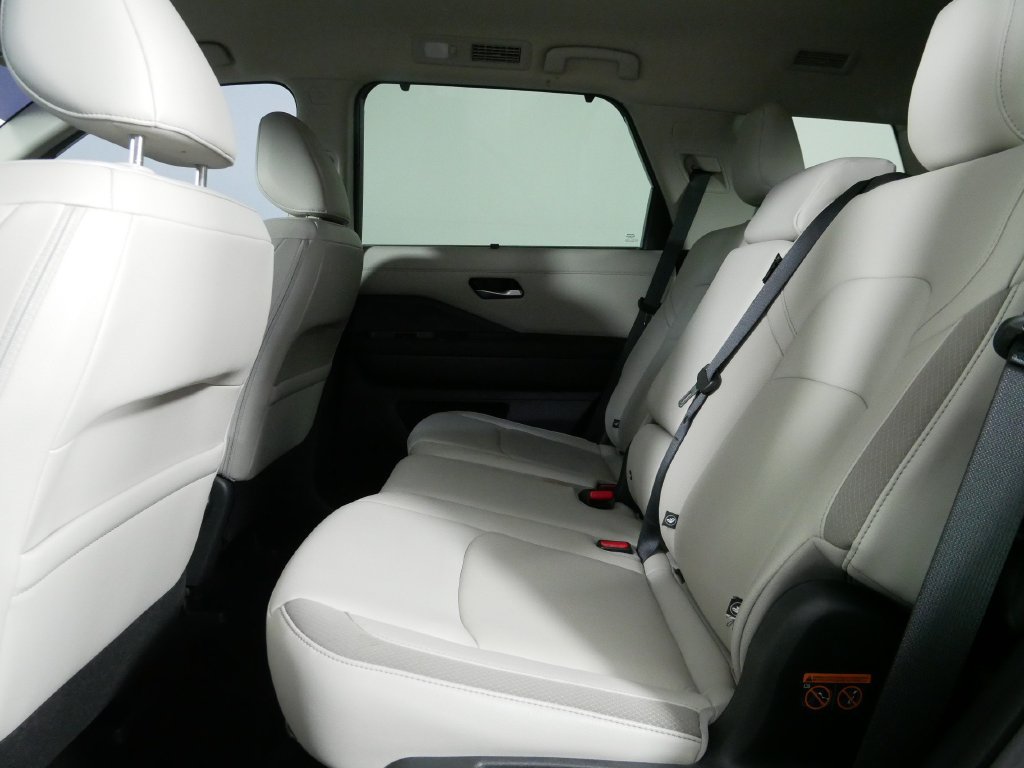 Used 2025 Nissan Pathfinder SL AWD/4WD image 16