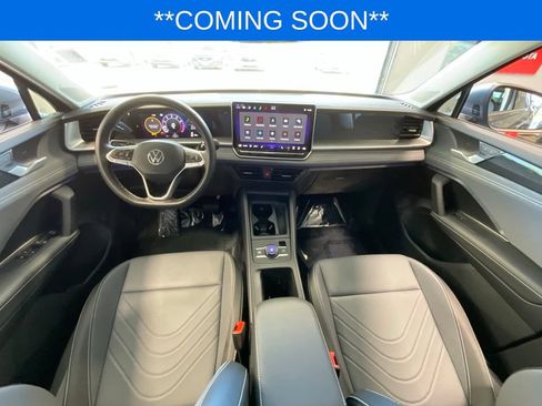Used 2025 Volkswagen Tiguan SE FWD image 8