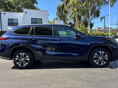 Used 2023 Toyota Highlander XLE image 3