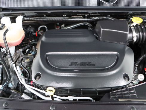 Used 2023 Chrysler Pacifica Touring-L FWD image 31
