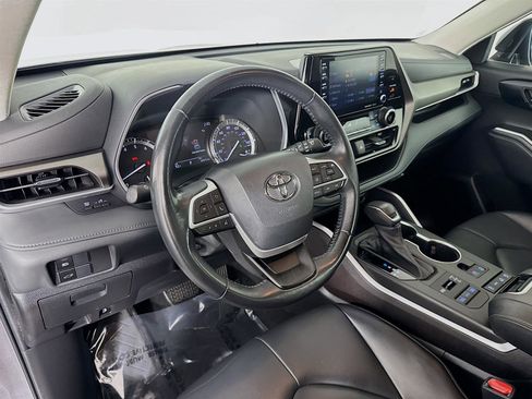 Used 2022 Toyota Highlander XLE image 10