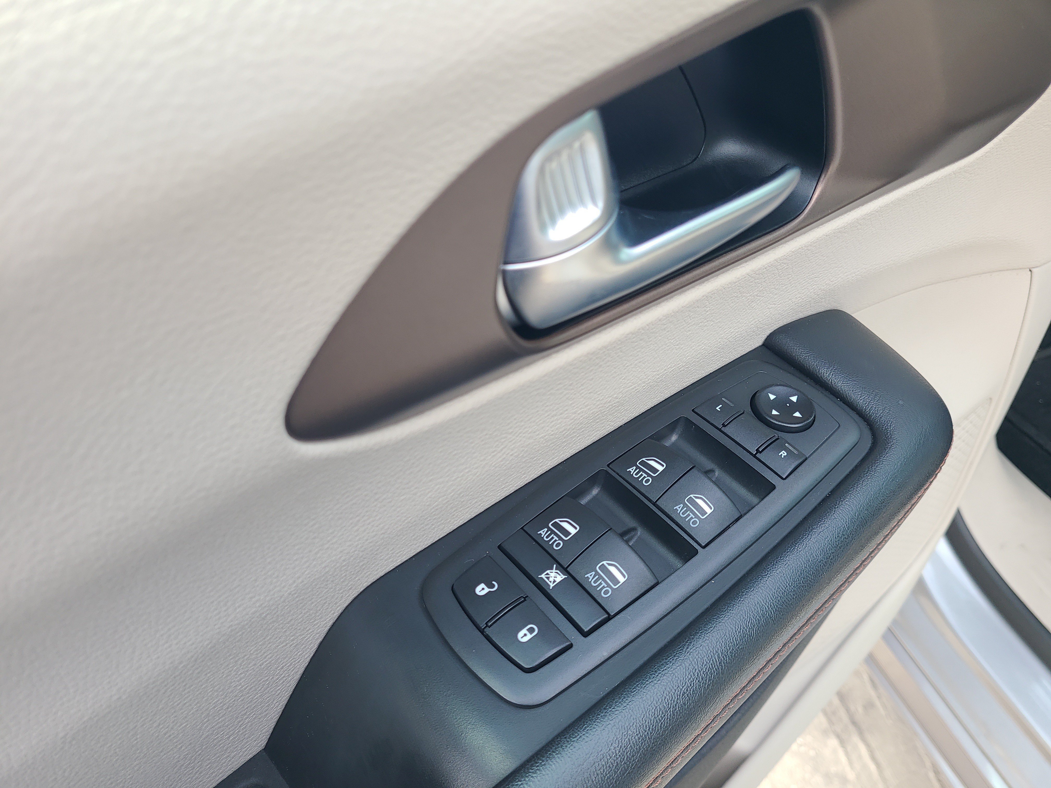 Used 2019 Chrysler Pacifica Touring-L Plus w/ Advanced Safetytec Group FWD image 20
