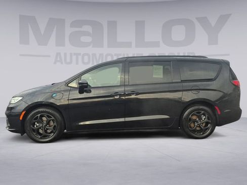 Used 2024 Chrysler Pacifica Premium FWD image 2