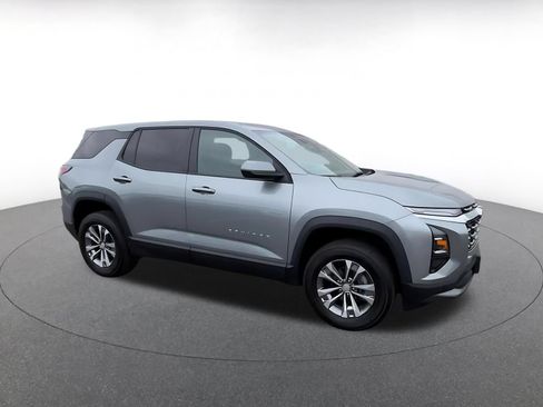 Used 2025 Chevrolet Equinox LT FWD image 2