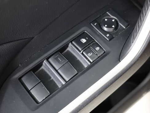 Used 2021 Toyota RAV4 LE FWD image 17