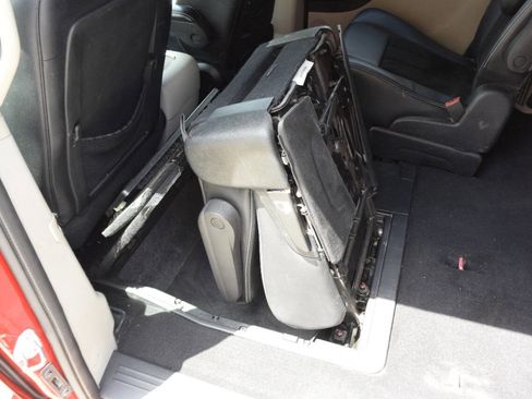 Used 2015 Dodge Grand Caravan SXT image 27