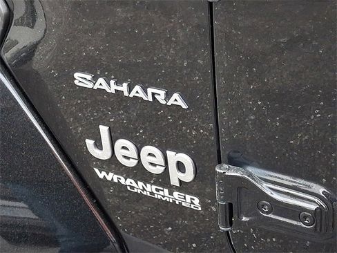 Used 2018 Jeep Wrangler Unlimited Sahara w/ Cold Weather Group image 29