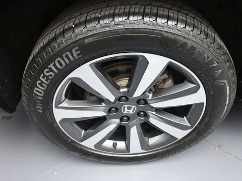 Certified 2024 Honda Pilot Touring image 12