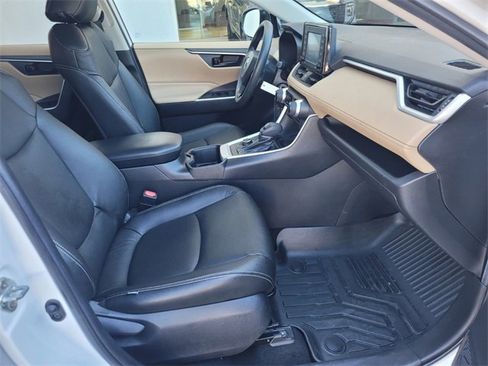 Used 2022 Toyota RAV4 LE image 16