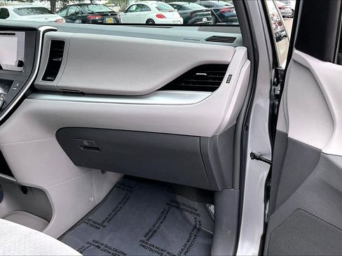 Used 2017 Toyota Sienna LE image 18