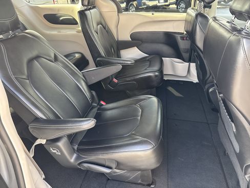 Used 2024 Chrysler Pacifica Touring-L image 16