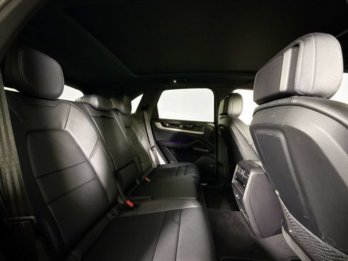 Certified 2024 Porsche Cayenne AWD/4WD image 19
