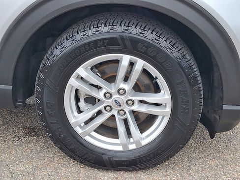 Used 2020 Ford Explorer XLT w/ Equipment Group 202A AWD/4WD image 8
