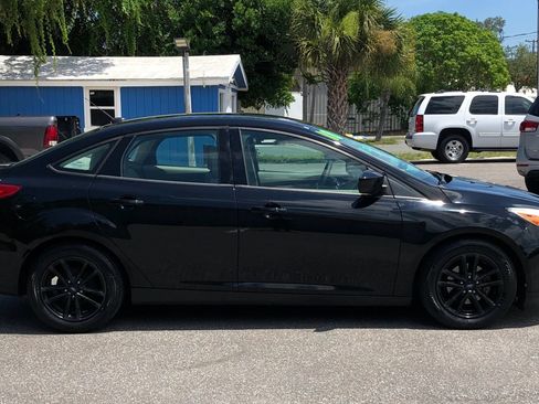 Used 2018 Ford Focus SE FWD image 2