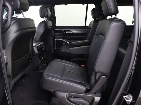 Used 2023 Jeep Wagoneer Series II w/ Convenience Group I image 17