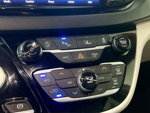 Used 2022 Chrysler Pacifica Touring-L FWD image 25