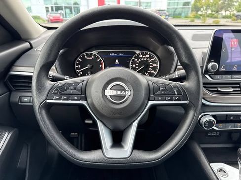 Used 2025 Nissan Altima 2.5 SV FWD image 19