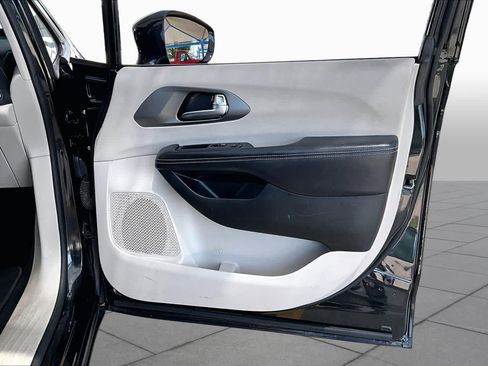 Used 2022 Chrysler Pacifica Touring-L FWD image 22