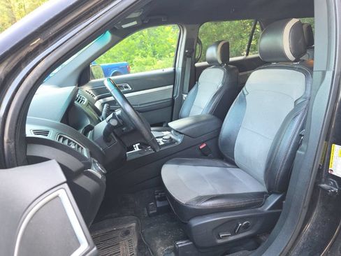 Used 2017 Ford Explorer XLT w/ Equipment Group 202A AWD/4WD image 11