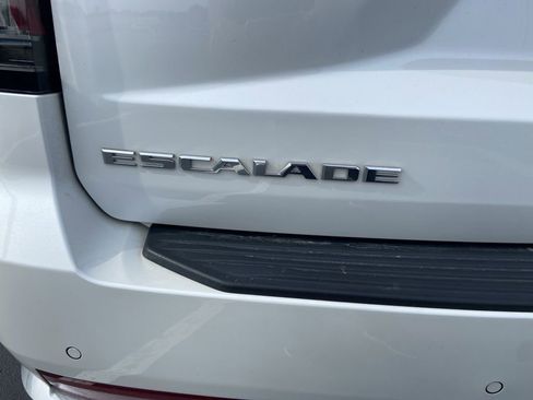 Used 2022 Cadillac Escalade ESV Luxury w/ LPO, Illumination Package AWD/4WD image 12
