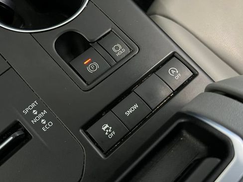 Used 2020 Toyota Highlander XLE FWD image 27