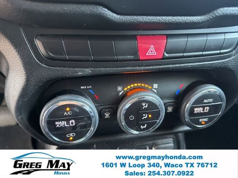 Used 2015 Jeep Renegade Latitude w/ Popular Equipment Group FWD image 19