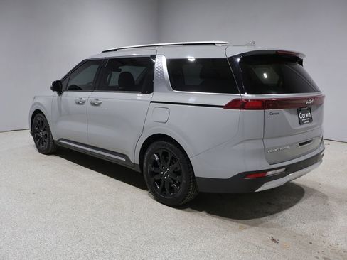 Used 2022 Kia Carnival SX Prestige FWD image 4