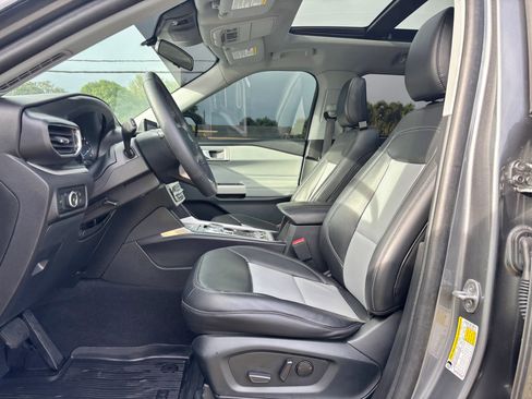 Used 2023 Ford Explorer XLT w/ Equipment Group 202A image 4