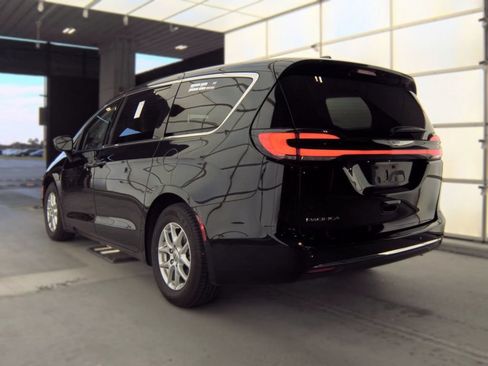 Used 2024 Chrysler Pacifica Touring-L FWD image 2