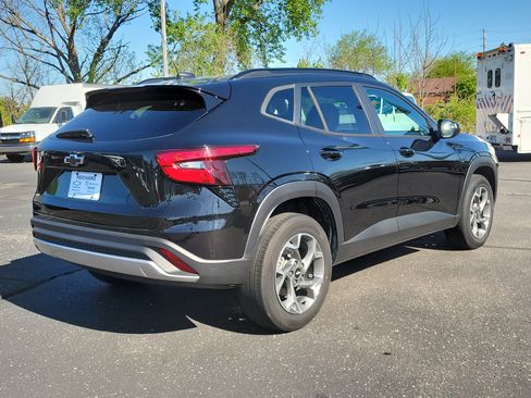 Used 2024 Chevrolet Trax LT w/ LT Convenience Package FWD image 4