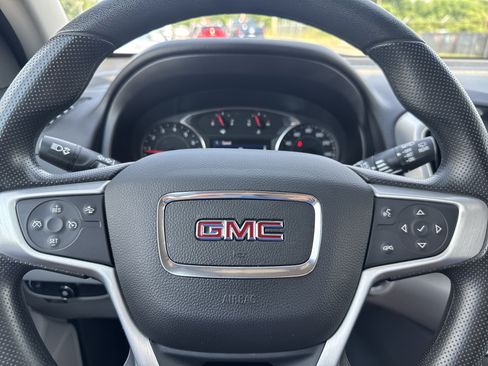 Used 2024 GMC Terrain SLE w/ Driver Convenience Package FWD image 10