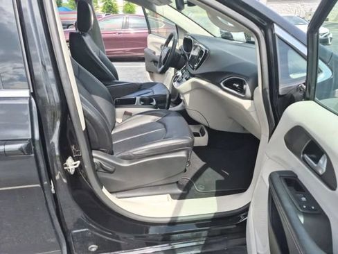 Used 2024 Chrysler Pacifica Touring-L FWD image 21