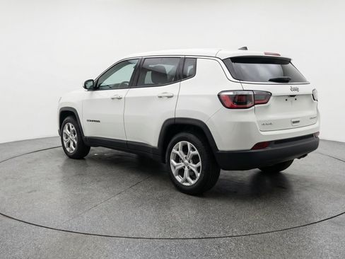 Used 2025 Jeep Compass Latitude AWD/4WD image 8