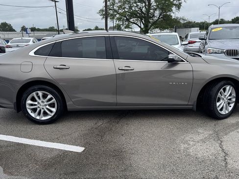 Used 2018 Chevrolet Malibu LT w/ Leather Package FWD image 9
