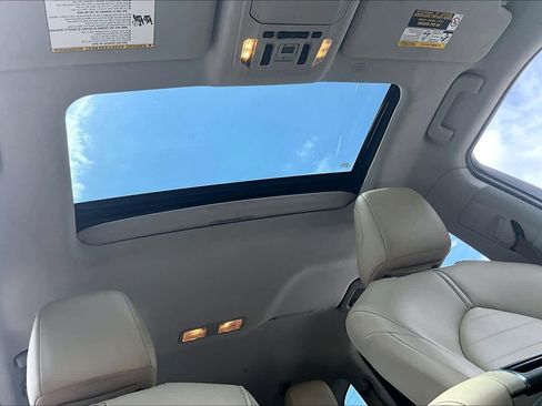 Used 2021 Toyota Highlander XLE AWD/4WD image 14