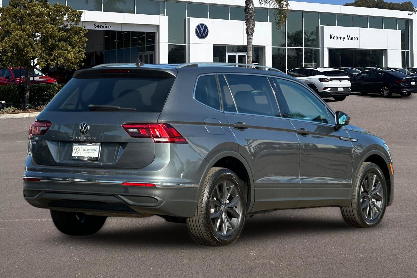Used 2023 Volkswagen Tiguan SE FWD image 4