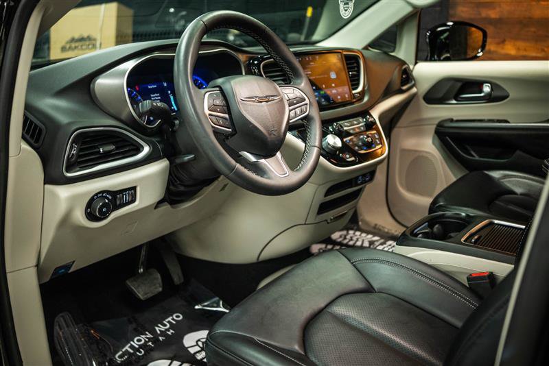 Used 2024 Chrysler Pacifica Touring-L FWD image 8