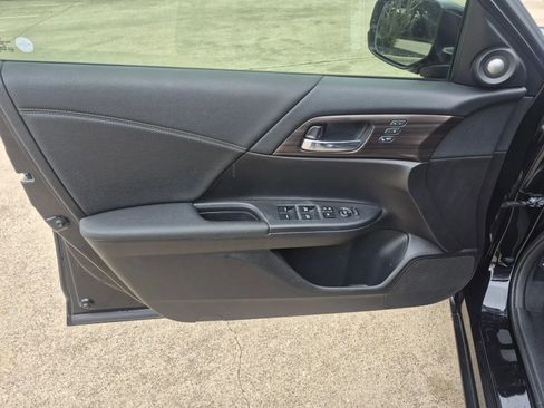 Used 2017 Honda Accord EX-L image 11