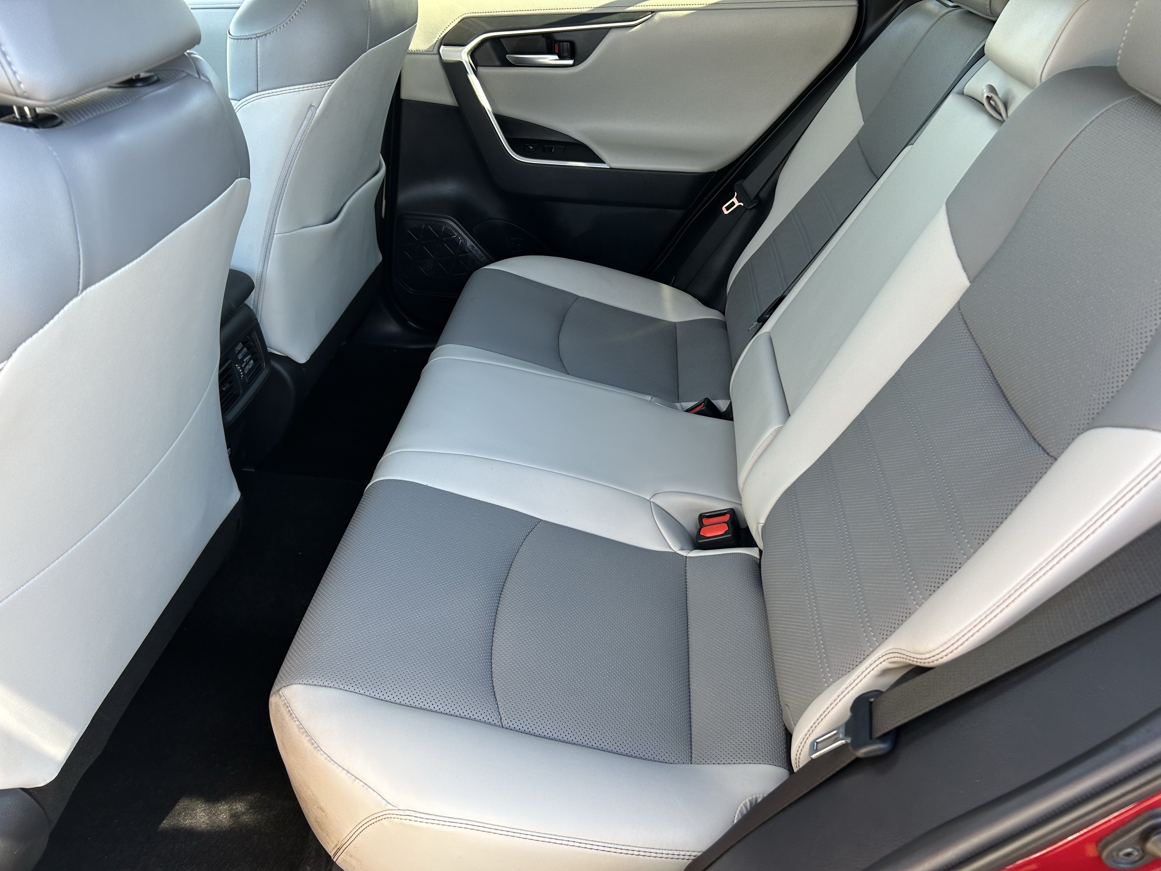 Used 2019 Toyota RAV4 Limited w/ Cold Weather Package FWD image 16