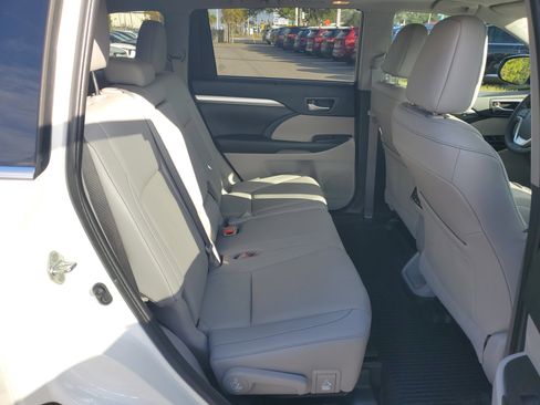 Used 2019 Toyota Highlander XLE image 11