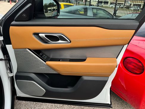 Used 2019 Land Rover Range Rover Velar R-Dynamic SE image 18