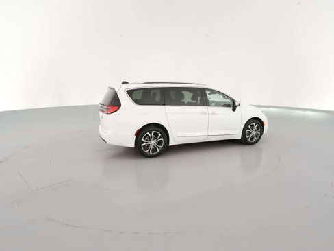 New 2026 Chrysler Pacifica Pinnacle image 13