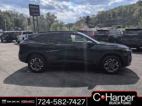 Used 2025 Chevrolet Trax LT FWD image 1