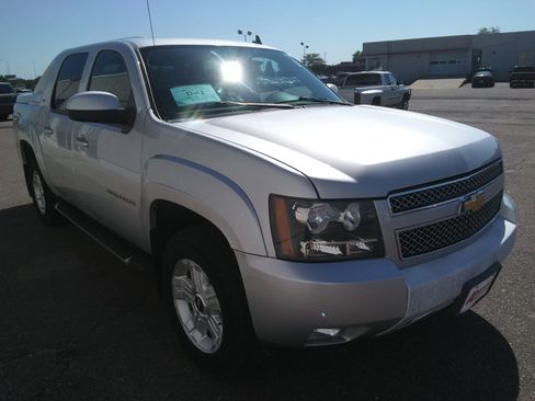 Used 2011 Chevrolet Avalanche LT image 4