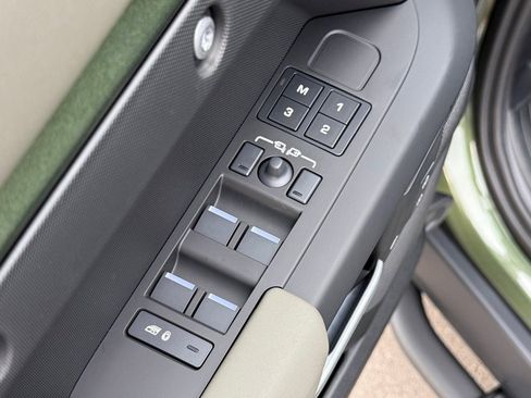New 2026 Land Rover Defender 110 X-Dynamic SE image 17