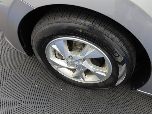 Used 2023 Hyundai Elantra SE FWD image 6