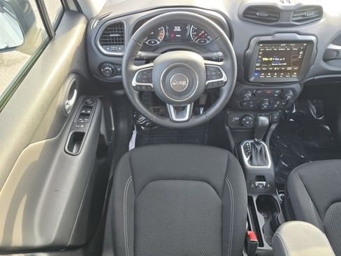 Used 2023 Jeep Renegade Latitude w/ Premium Group image 4