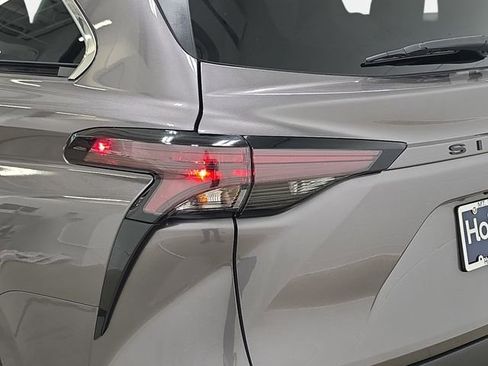 Certified 2024 Toyota Sienna XLE FWD image 31