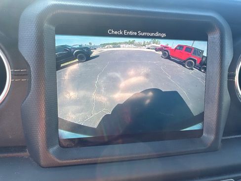 Used 2018 Jeep Wrangler Unlimited Sahara image 15