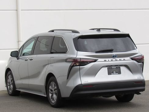 Used 2024 Toyota Sienna LE AWD/4WD image 5